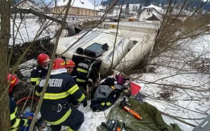 Вантажівка з Молдови перекинулася в Румунії: водія витягли рятувальники