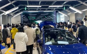 У Китаї сотні власників Tesla влаштували протести в магазинах компанії