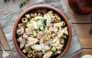 Салат з печінки тріски з оливками та огірками