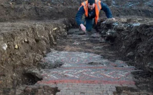 В Англії археологи розкопують римську мозаїку