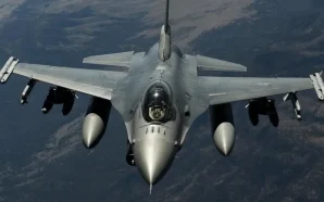Літак F-16 під час польоту в небі
