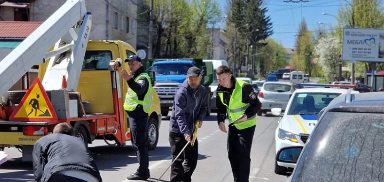 Дорожньо-транспортна пригода сталася сьогодні, 1 травня, близько 13:00 години по вулиці Тернопільській. Водій автомобіля «Опель» на пішохідному переході скоїв наїзд на трьох осіб: 31-річну працівницю поліції та двох 45-річних військовослужбовців