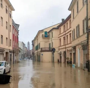 Внаслідок повені затоплена вулиця в італійському місті