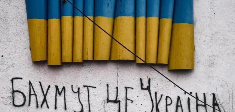 Барельєф на стіні у вигляді прапора України та надпис Бахмут це україна