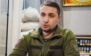 Начальник Головного управління розвідки Міністерства оборони України Кирило Буданов сидить за столом в робочому кабінеті