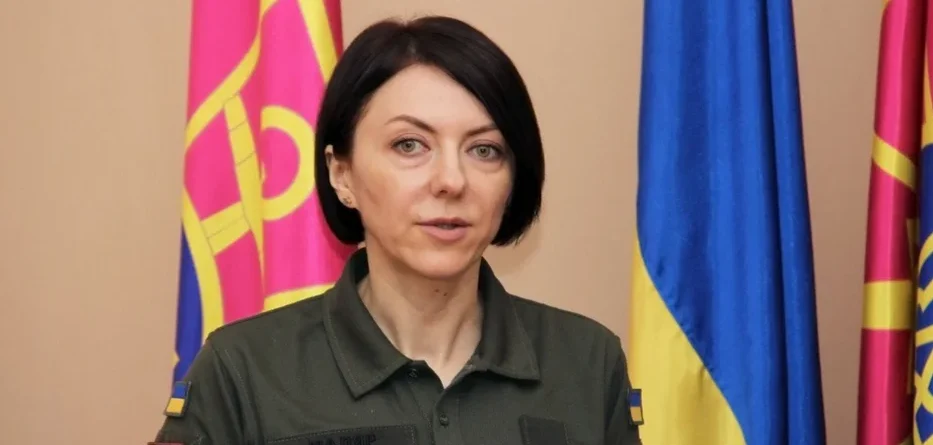 Заступниця Міністра оборони України Ганна Маляр у військовій формі біля прапора України