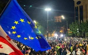 Акція протесту у Грузії 19 травня 2023 року. Люди стоять з праворами Грузії та ЄС