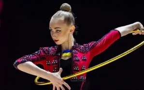 Українська гімнастка Вікторія Онопрієнко виконує вправи з обручем на Чемпіонаті Європи у Баку